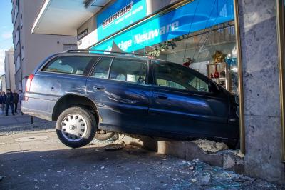 Stuttgart Bad Cannstatt: PKW faehrt in Schaufenster
